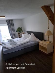 een groot bed in een kamer met een raam bij Ferien Mecklenburgische Seenplatte, Urlaub auf dem Gutshof Bossow in Bossow