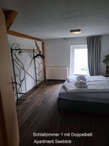 een slaapkamer met een bed en een raam bij Ferien Mecklenburgische Seenplatte, Urlaub auf dem Gutshof Bossow in Bossow