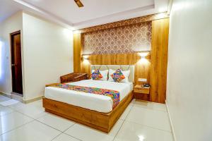 1 dormitorio con 1 cama grande en una habitación en FabHotel Rotano Grand en Bangalore