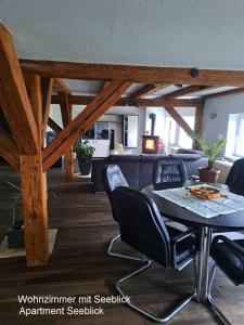 een woonkamer met een tafel en stoelen bij Ferien Mecklenburgische Seenplatte, Urlaub auf dem Gutshof Bossow in Bossow