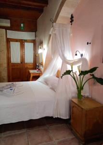 卡尼亞鎮的住宿－帕拉佐迪皮特羅公寓酒店，一间卧室配有一张带天蓬的白色床