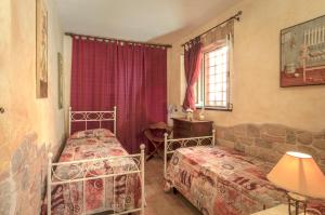 1 Schlafzimmer mit 2 Betten und einem Fenster in der Unterkunft Casale Belvedere "L'Ulivo" e "La Terrazza" in Massarosa