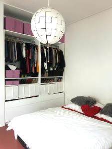 1 dormitorio con cama y armario en Get-your-flat - Tiny Flat in Gründerzeithaus, super sweet, Kreuzviertel - 50 m2 EG Haustier auf Anfrage en Dortmund