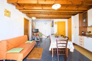 ein Wohnzimmer mit einem Sofa und einem Tisch in der Unterkunft Casa Mary in Castellammare del Golfo