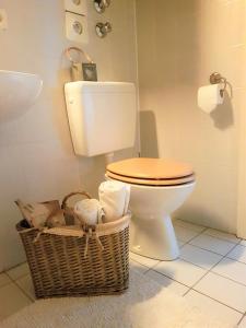ein Badezimmer mit einem WC und zwei Körben in der Unterkunft Get-your-flat - Tiny Flat in Gründerzeithaus, super sweet, Kreuzviertel - 50 m2 EG Haustier auf Anfrage in Dortmund