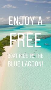 Nanuya Lailai的住宿－Bay of Plenty Nature Lodge，一张海滩的照片,上面写着这些字,您可以免费乘船去游览蓝色