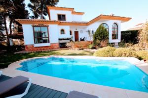 een villa met een zwembad voor een huis bij TESS Villa Rio Nilo in Alhaurín de la Torre