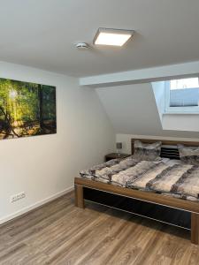 um quarto com uma cama e um quadro na parede em Mompels em Rübeland