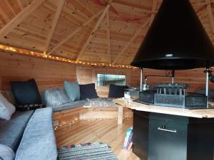 una sala de estar con sofá en una cabaña en Beach House, with BBQ lodge and Hot Tub! en Bournemouth