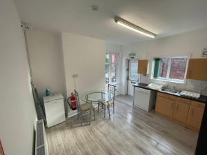 eine Küche mit Tisch und Stühlen und ein Esszimmer in der Unterkunft ISUITES in Newcastle under Lyme