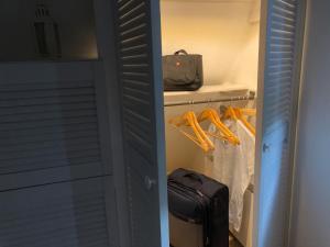 Habitación con armario con equipaje y bolsa. en Haus Löwe - Komplettes Ferienhaus am Badesee en Erzgrube