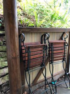 a bench sitting in front of a wall at Haus Löwe - Komplettes Ferienhaus am Badesee in Erzgrube