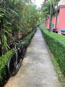 una bicicleta estacionada en un camino junto a un edificio en Borbon's Condo Suite, en Manila