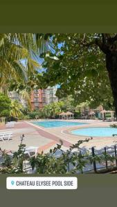Una vista de una piscina en un resort. en Borbon's Condo Suite, en Manila