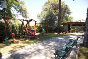 un parco con due panchine e un parco giochi di Mediterranean Village San Antonio a Biograd na Moru