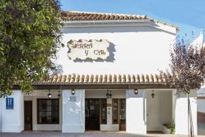 een gebouw met een bord dat Spartan y Club leest bij Hotel Tugasa Sierra y Cal in Olvera