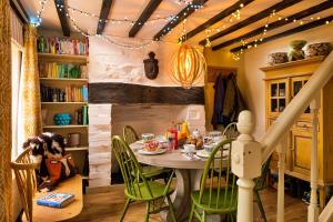 een eetkamer met een tafel en groene stoelen bij Finest Retreats - Bryn Mair in Dolwyddelan