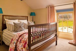 um quarto com uma cama e uma janela em Finest Retreats - Bryn Mair em Dolwyddelan