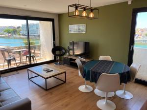 - un salon avec une table et un canapé dans l'établissement Vue panoramique mer et chenal même de la chambre 50m2 refait à neuf situation idéale en option garage fermé privé, à Les Sables-dʼOlonne