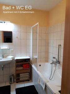 een badkamer met een bad en een wastafel bij Ferien Mecklenburgische Seenplatte, Urlaub auf dem Gutshof Bossow in Bossow