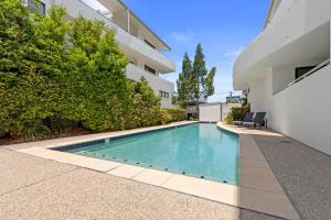 basen na podwórku domu w obiekcie City oasis - 3 BR apt. on Maroochy river, pool, AC w mieście Maroochydore