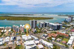 uma vista aérea de uma cidade e do oceano em City oasis - 3 BR apt. on Maroochy river, pool, AC em Maroochydore