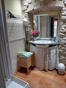 uma casa de banho com um lavatório e uma banheira em B&B La Margine e SPA em Cocciglia