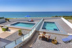 Bazén v ubytování Pearl Villas Apolakkia - Beach Front Villas with Private Pool nebo v jeho okolí