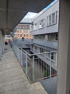 uma vista para uma varanda de um edifício em Live on the roof of Oslo city center em Oslo