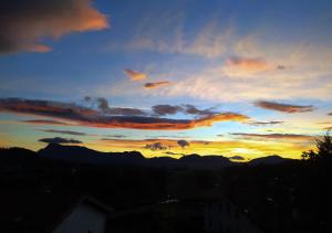 a view of a sunset with mountains in the background at Areitio etxea - casa con jardin in Mallavia