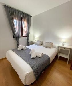 サラゴサにあるAZ El Balcón de Lunaのベッドルーム1室(大きな白いベッド1台、タオル付)