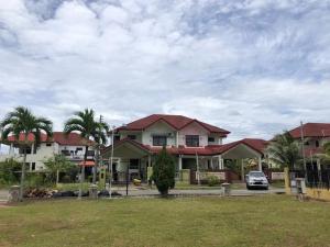 ein Haus mit einem davor geparkt in der Unterkunft D'Wina Villa Homestay in Papar