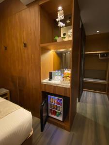 un piccolo frigorifero in una camera con un letto di Gwandalan House a Dipolog