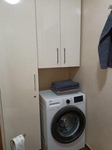 een wasmachine en droger in een kleine kamer bij APARTAMENT RELAX in Ełk