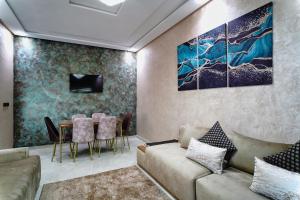 un soggiorno con divano e tavolo di Appartement moderne quartier calme a Fes