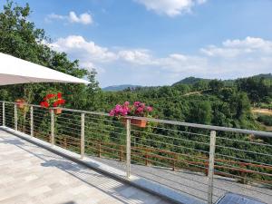 uma varanda com vista para as montanhas em Villa Alta Langa em Cravanzana