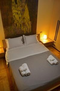 A bed or beds in a room at ΤΟ ΠΕΤΡΙΝΟ - Καλοκαιρινό Σπίτι κοντά στα Σύβοτα - ΦΑΣΚΟΜΗΛΙΑ