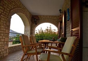 A balcony or terrace at ΤΟ ΠΕΤΡΙΝΟ - Καλοκαιρινό Σπίτι κοντά στα Σύβοτα - ΦΑΣΚΟΜΗΛΙΑ Még 14 kép