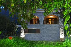A garden outside ΤΟ ΠΕΤΡΙΝΟ - Καλοκαιρινό Σπίτι κοντά στα Σύβοτα - ΦΑΣΚΟΜΗΛΙΑ