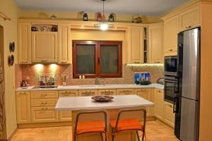 A kitchen or kitchenette at ΤΟ ΠΕΤΡΙΝΟ - Καλοκαιρινό Σπίτι κοντά στα Σύβοτα - ΦΑΣΚΟΜΗΛΙΑ
