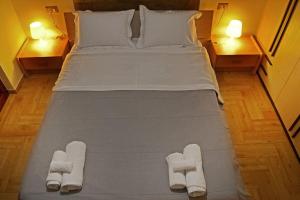 A bed or beds in a room at ΤΟ ΠΕΤΡΙΝΟ - Καλοκαιρινό Σπίτι κοντά στα Σύβοτα - ΦΑΣΚΟΜΗΛΙΑ
