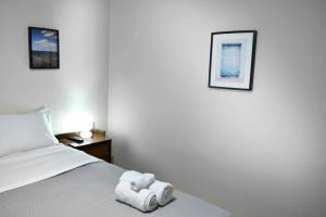 A bed or beds in a room at ΤΟ ΠΕΤΡΙΝΟ - Καλοκαιρινό Σπίτι κοντά στα Σύβοτα - ΦΑΣΚΟΜΗΛΙΑ