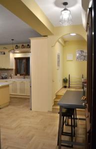 A kitchen or kitchenette at ΤΟ ΠΕΤΡΙΝΟ - Καλοκαιρινό Σπίτι κοντά στα Σύβοτα - ΦΑΣΚΟΜΗΛΙΑ