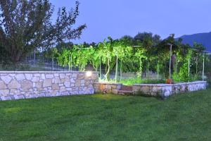 A garden outside ΤΟ ΠΕΤΡΙΝΟ - Καλοκαιρινό Σπίτι κοντά στα Σύβοτα - ΦΑΣΚΟΜΗΛΙΑ