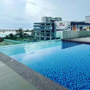 uma grande piscina em frente a um edifício em Renai Homestay Ladang Tanjung Kuala Terengganu with POOL em Kuala Terengganu
