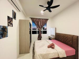 um quarto com uma cama e uma ventoinha de tecto em Renai Homestay Ladang Tanjung Kuala Terengganu with POOL em Kuala Terengganu