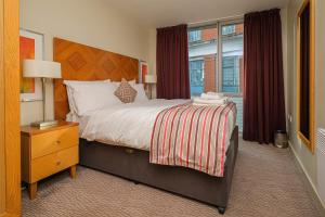 Un dormitorio con una cama grande y una ventana en Charming 1 bedroom flat in Liverpool City Centre en Liverpool