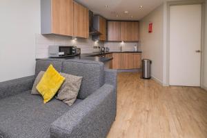 sala de estar con sofá y cocina en Charming 1 bedroom flat in Liverpool City Centre en Liverpool