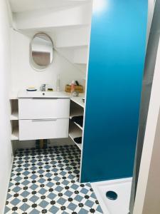 ボルドーにあるChambre Darwin SDB WC et Terrasse privésのバスルーム(白い洗面台、青い鏡付)