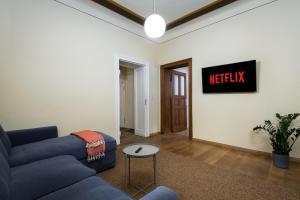 un salon avec un canapé et une horloge au mur dans l'établissement Super Zentral super schöner Altbau in Moabit Rostockerstraße im Herzen von Berlin für bis zu 6 Personen, à Berlin